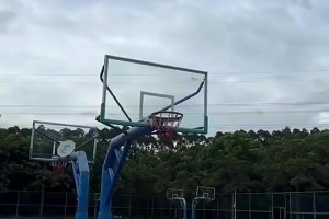 记者：怎么看林书豪无视你的要球直接投三分？科比回应：在我的球队必须自信